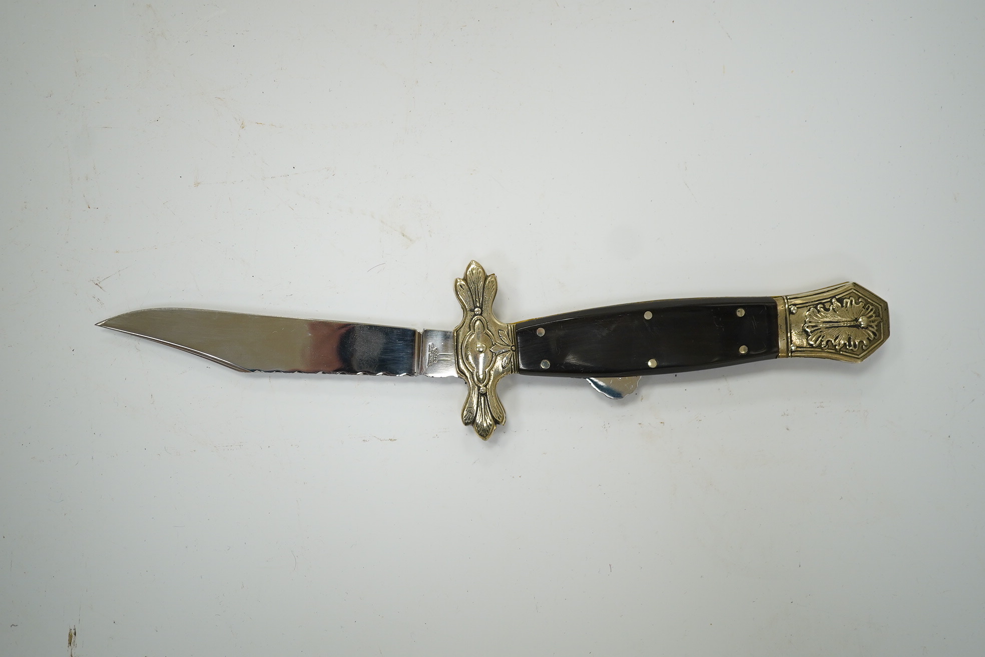 Stan Shaw, two knives; a pen knife with horn handle and a folding knife and a related book, signed. Condition - good